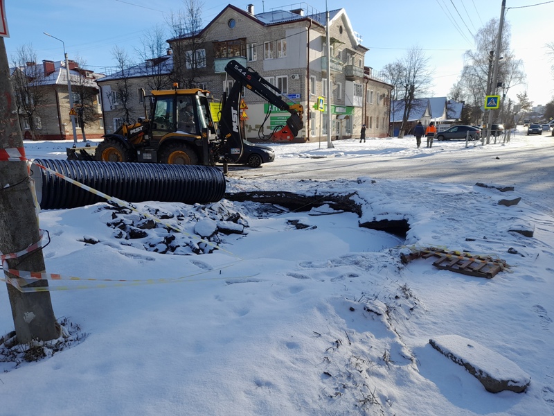 Дорожники возобновили работы на «полностью капитально отремонтированной» улице Молодой Гвардии в Брянске