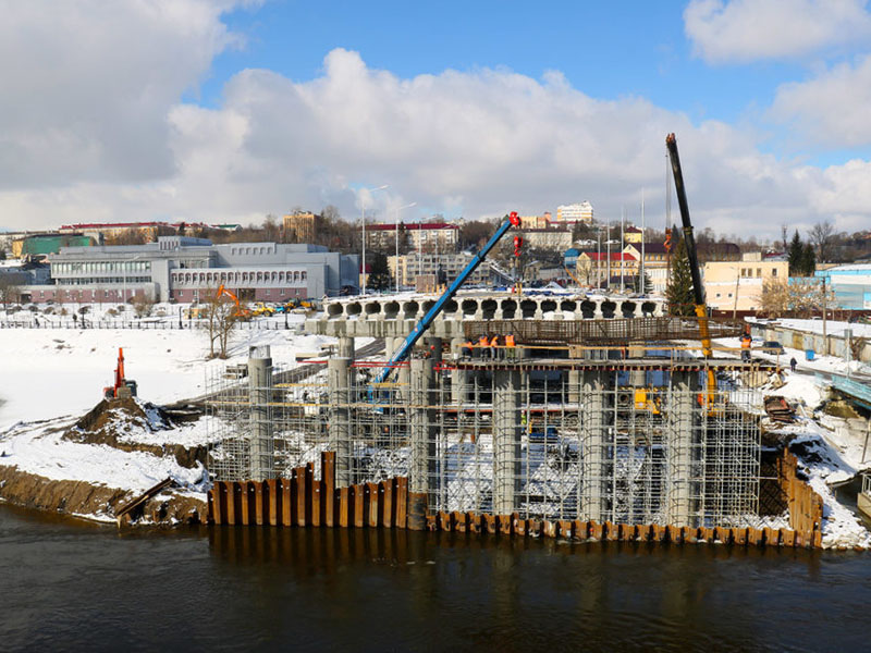 «Большая вода» окончательно сорвала строителям сроки сдачи Славянского моста в Брянске