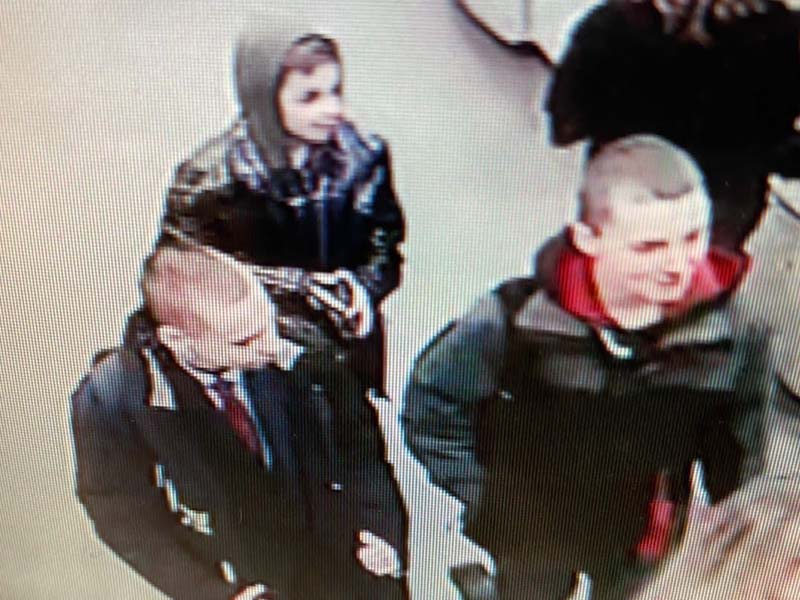 В Брянске полиция разыскивает троих подростков, расплатившихся в магазинах чужой картой