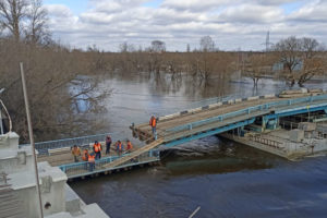 В Брянске «развели» понтонный мост