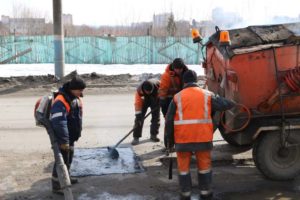 Брянские коммунальщики с начала года «временно» заделали более 1,8 тыс. кв. метров дорожных ям