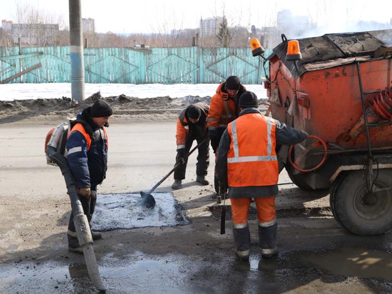 Брянские коммунальщики с начала года «временно» заделали более 1,8 тыс. кв. метров дорожных ям