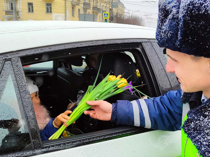 Брянские автоинспекторы поздравили «автоледи» с 8 марта