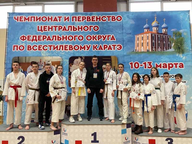 Брянские каратисты привезли 42 медали с чемпионата и первенства ЦФО в Рязани