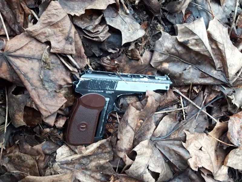 Вооружённый пистолетом налетчик за ночь ограбил АЗС и напал на киоск в Брянске
