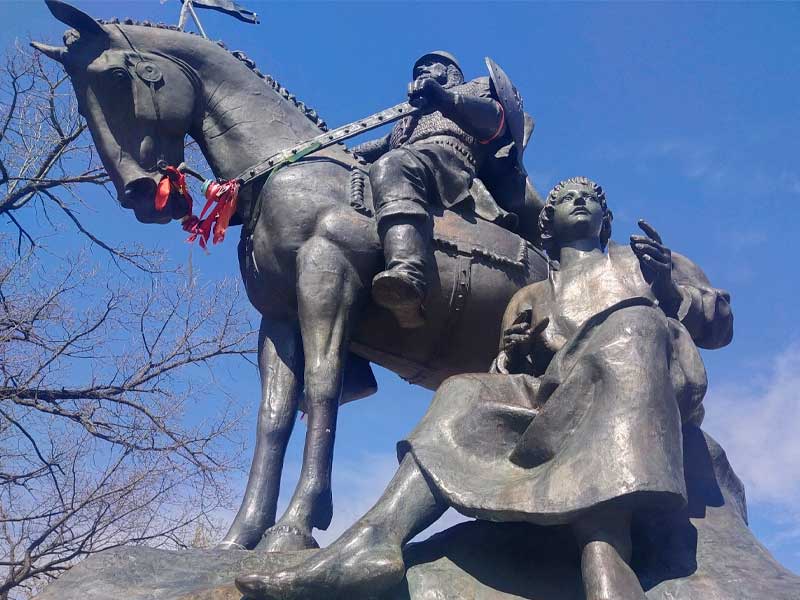 Вандалы в очередной раз выломали часть монумента в честь 1000-летия Брянска на Покровской горе