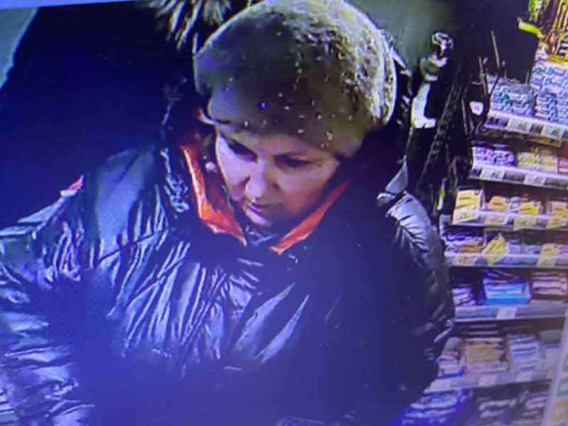В Брянске разыскивают женщину, расплатившуюся в магазине чужой банковской картой