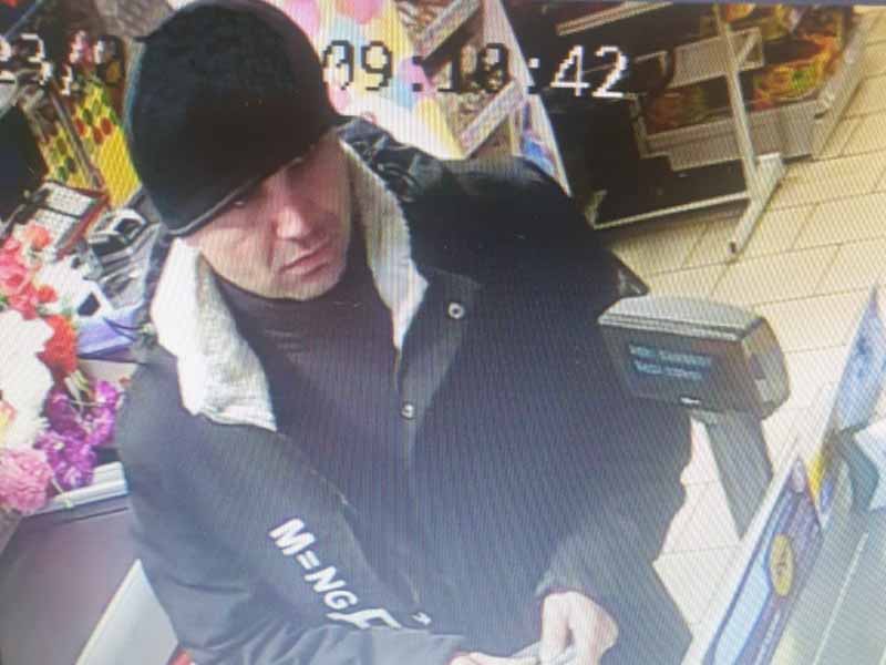 Брянская полиция разыскивает мужчину, расплатившегося в магазине чужой банковской картой