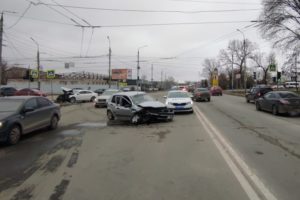 Авария на перекрёстке в Бежице отправила лечиться двоих водителей легковушек