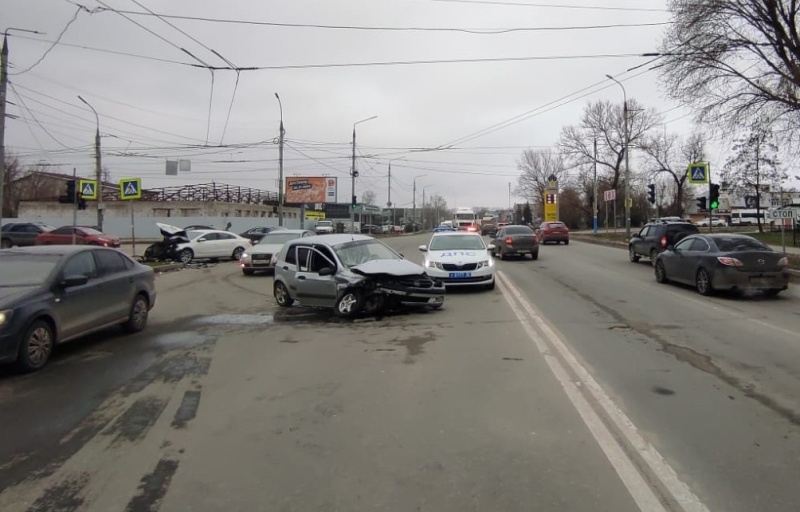Авария на перекрёстке в Бежице отправила лечиться двоих водителей легковушек
