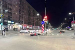 Две отечественных легковушки едва не убили мотоциклиста на улице Брянска