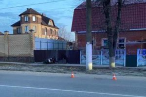В Брянске на улице Бежицкой серьезно «поломался» мотоциклист