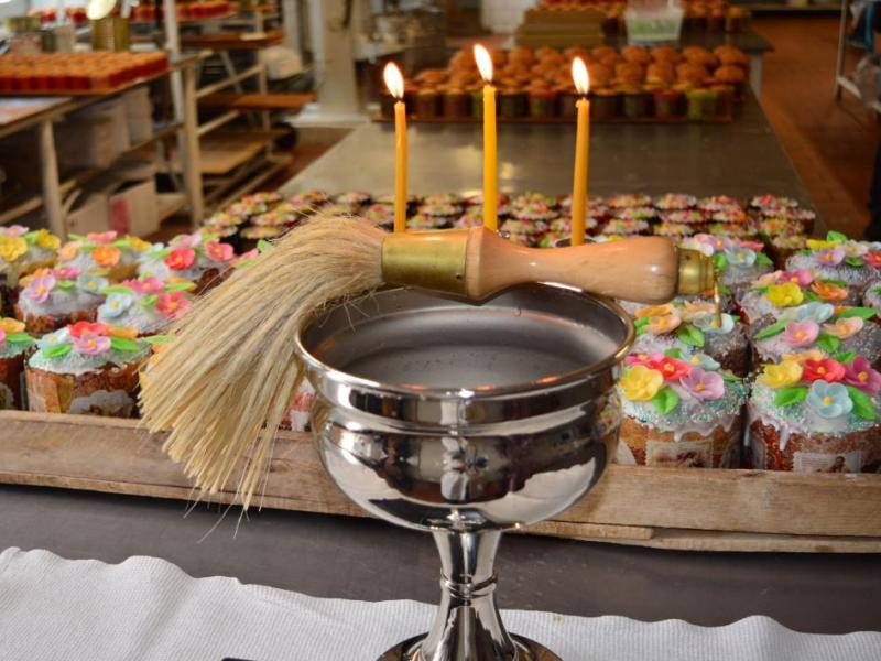 Священники совершают освящение пасхальных куличей на брянских хлебокомбинатах
