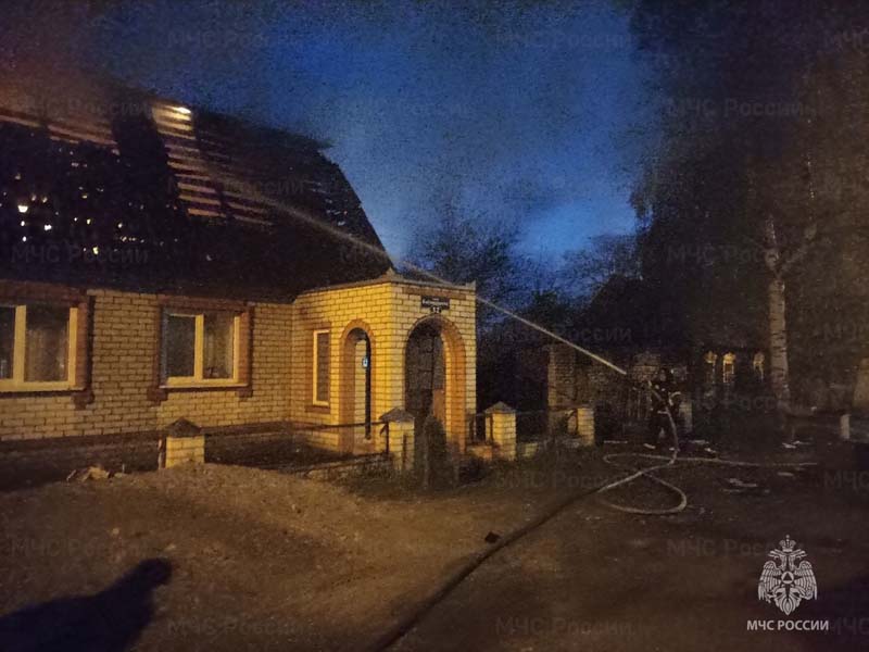 В Брянске на улице Космонавтов сгорел жилой дом. Пострадавших нет