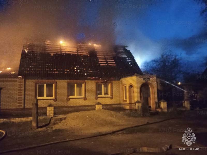 В Брянске на улице Космонавтов сгорел жилой дом. Пострадавших нет