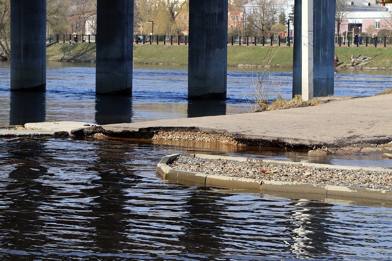 Генподрядчику строительства Славянского моста в Брянске поручено восстановить смытую паводком дорогу за свой счёт