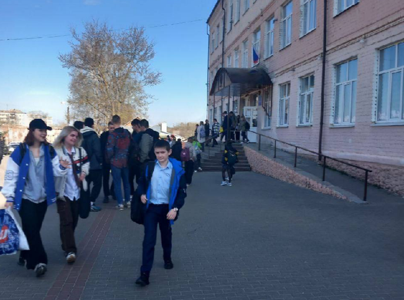 Массовая эвакуация школ в Клинцах продолжается уже третью неделю