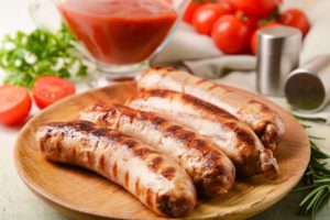 «Мираторг» к сезону-гриль увеличил суточный выпуск свиных колбасок и купат для жарки на 40% — до 22,7 тонн