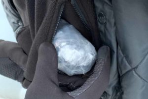 В Брянской области перехватили наркосбытчиков с почти 200-граммовым пакетом героина