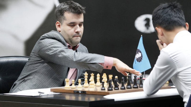 Ян Непомнящий победил Дин Лижэня в пятой партии матча за звание чемпиона мира по шахматам