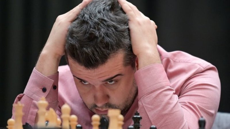 Ян Непомнящий проиграл Дин Лижэню в 12-й партии матча за звание чемпиона мира по шахматам