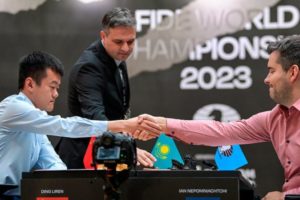Ян Непомнящий и Дин Лижэнь сыграли вничью в девятой партии матча за звание чемпиона мира по шахматам