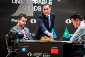 Ян Непомнящий и Дин Лижэнь сыграли вничью в десятой партии матча за звание чемпиона мира по шахматам