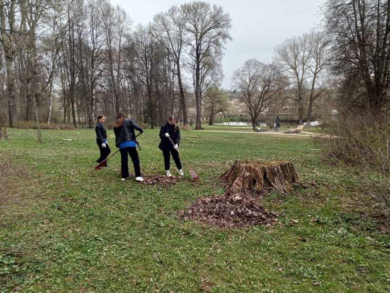 Волонтёры культуры привели в порядок парк в тютчевском музее-заповеднике «Овстуг»