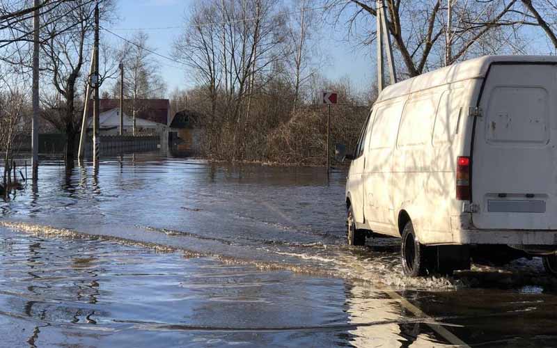 Паводок-2024: большая вода добралась до жилых домов в Брянске