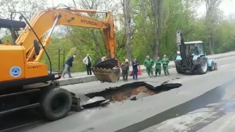 Прорыв водопровода размыл дамбу в Брянске: из-за провала перекрыто движение по улице Урицкого