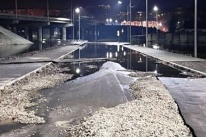 Восстановление за счёт подрядчика: свежепостроенный разворотный съезд перед Славянским мостом в Брянске уничтожен паводком