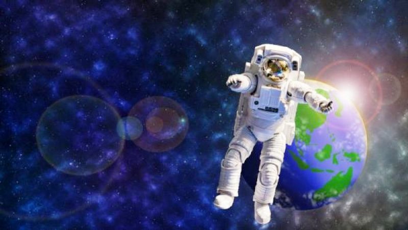 «Я – Земля! Я своих провожаю…»: более трети россиян мечтают о полёте в космос