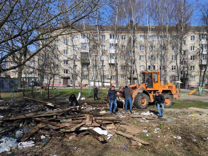 В Брянске на первом в этом году субботнике убрали более 1300 кубометров мусора