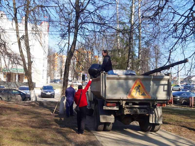 В Брянске на первом в этом году субботнике убрали более 1300 кубометров мусора