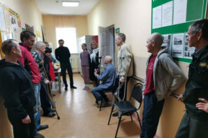 Подопечные брянского центра реабилитации бомжей получили пасхальные подарки и наставления от Русской православной церкви
