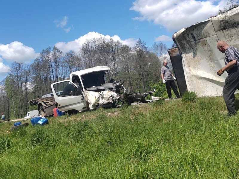 В лобовом ДТП на трассе под Карачевом погибли оба водителя, 45-летний пассажир госпитализирован