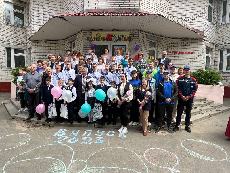 Филиал «Брянскэнерго» поздравил воспитанников Мглинской школы-интерната с Последним звонком
