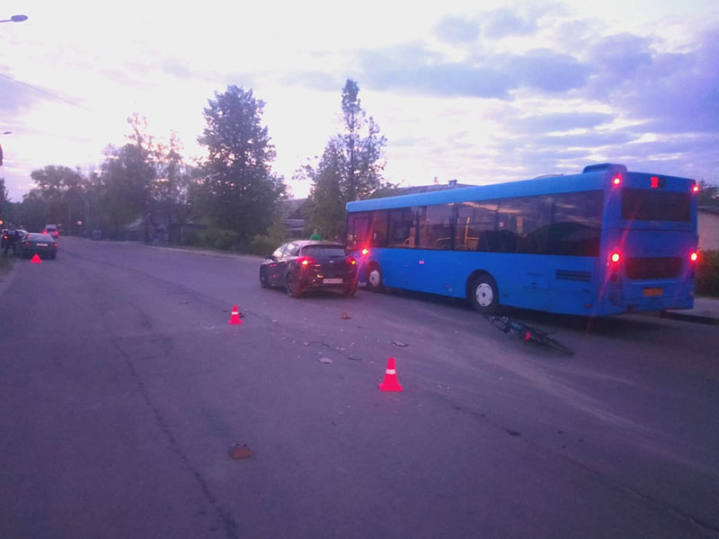 Авария в Брянске: в столкновении двух легковушек пострадала велосипедистка