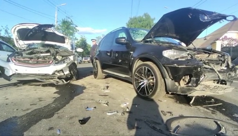 Две машины разбились на Городищенском повороте в Брянске. Водители слегка ушиблись
