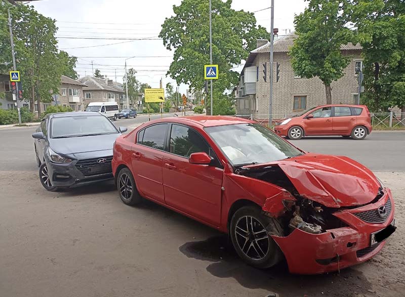 Пострадавшая в ДТП на улице Брянска молодая женщина получила переломы нижней части тела
