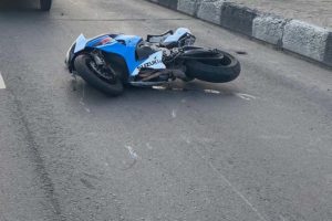 Мотоциклист в Брянске протаранил перевозчика служебных собак. Отделался вывихом ключицы