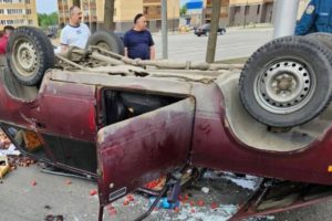 «Перевёртыш» в Брянске: автоавария не позволила фруктам доехать до прилавка