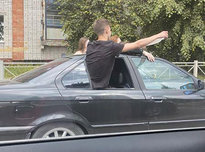 Брянские дорожные полицейские уменьшили радость молодых людей на BMW