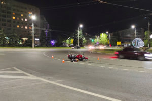 Мото-ДТП в Брянске: «двенадцатая» снесла мотоциклистку на кольце у Самолёта