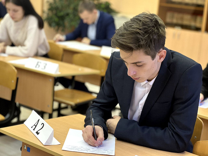 Брянские выпускники сдают первый из двух обязательных ЕГЭ — по русскому языку