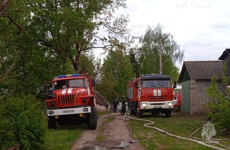 Брянские пожарные рано утром тушили горящий дом в селе Елисеевичи