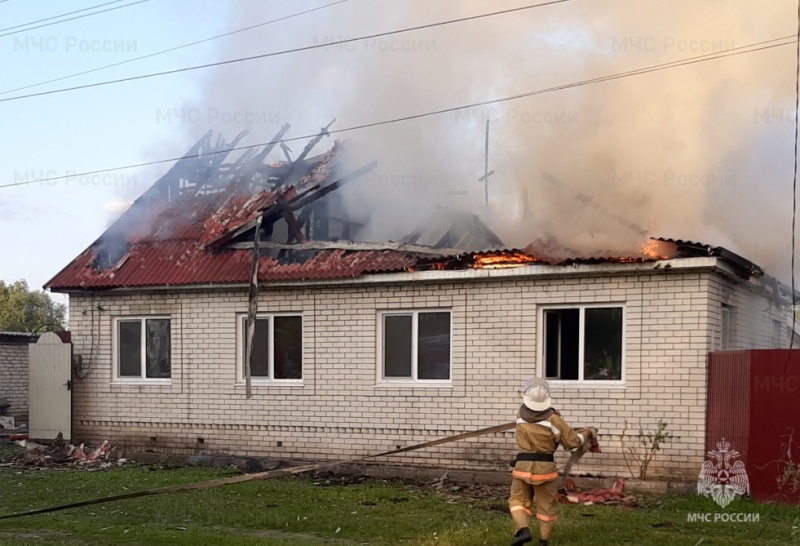 Частный дом сгорел в Карачеве. Жертв нет