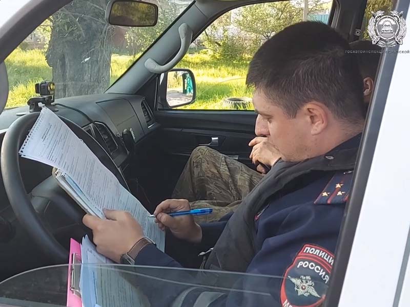 Севская полиция «вынула из машины» пьяного водителя без прав, решившего «покатать» детей