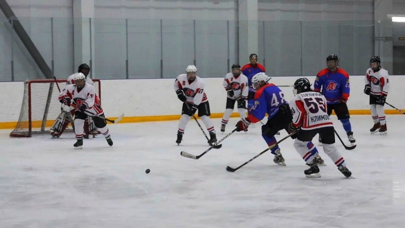 Битва полов в Климово: мужская и женская команды «Авангард» сыграли хоккейный матч