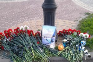 Жители Клинцов несут цветы к стихийному мемориалу погибшим 13 мая лётчикам